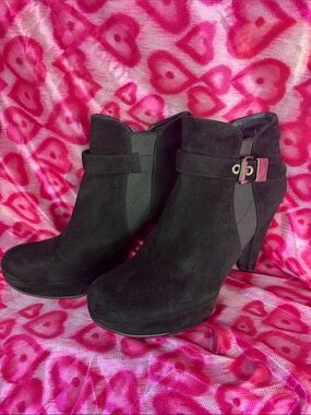 Stuart Weitzman Black Suede Ankle Booties Heeled Buckle Detail EUC Sz 8